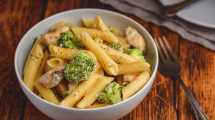 Imagen de Pasta con brócoli y pollo: receta rápida y saludable para alegrar tus almuerzos en primavera