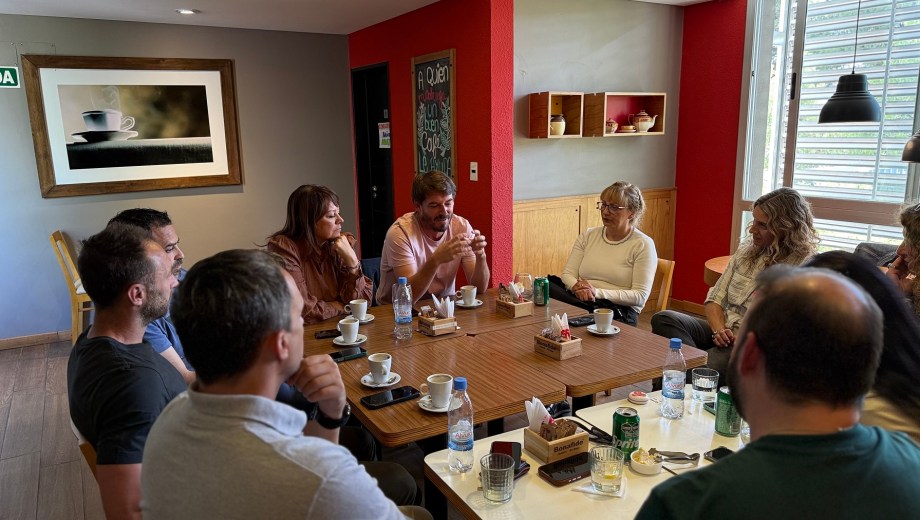 La reunión de trabajo entre el intendente de Cipolletti, concejales y representantes provinciales.