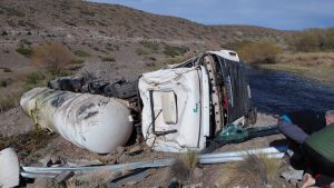 Un camionero herido por un vuelco sobre la Ruta 242, cerca de Las Lajas: era de Paraguay y viajaba hacia Chile
