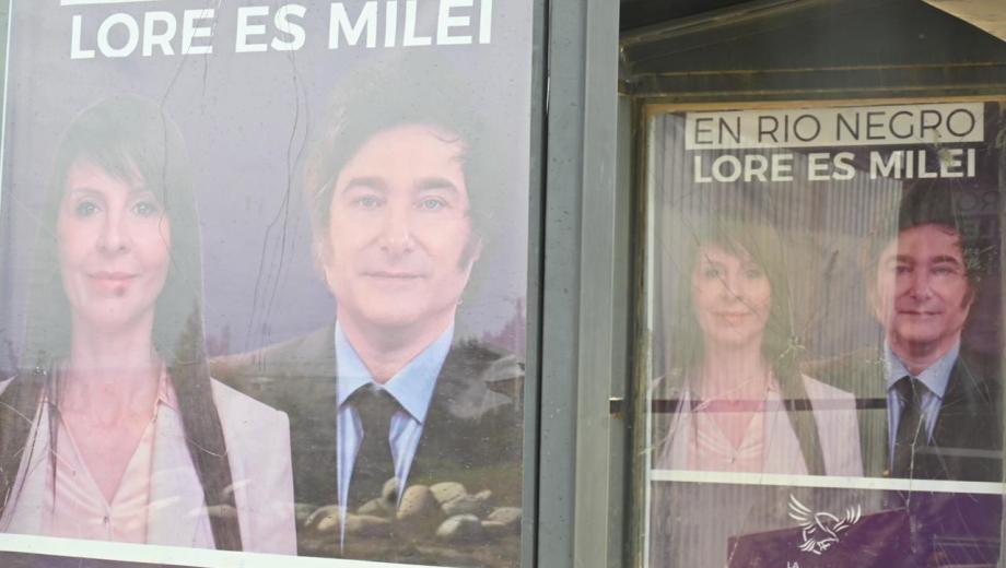 La candidata de La Libertad Avanza, Lorena Villaverde, exhibe su cercanía con Milei en la imagen de campaña. Foto: Chino Leiva 