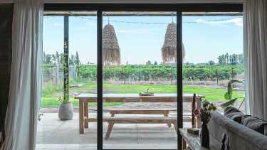 El hormigón visto, la clave de esta casa entre vides y montañas en Mendoza