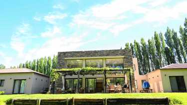 Volver a Villa Regina, una chacra y una casa  frente al río: la historia de un sueño en la Patagonia