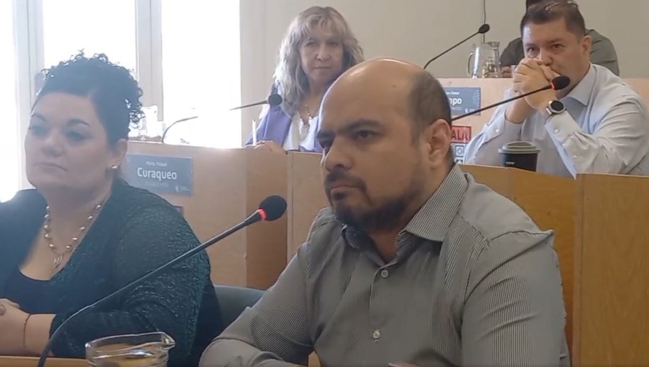 El concejal Castillo, en la sesión del Deliberante de Zapala de este jueves. (Captura de video)