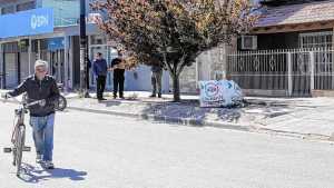 Crimen en Centenario: hay dos detenidos por la muerte del joven apuñalado y buscan determinar roles