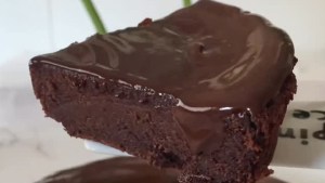 Cómo hacer una torta de chocolate intenso sin huevos