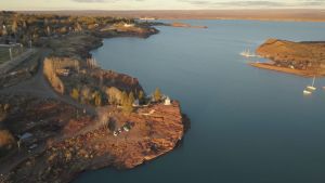 Entre dinosaurios y playas, El Chocón invita a frenar y se prepara para el verano 2026