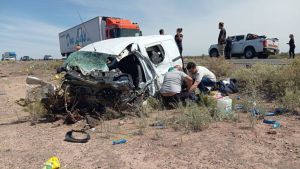 Choque y vuelco de un colectivo sobre Ruta 151: una persona fue trasladada en «código rojo» a Cipolletti