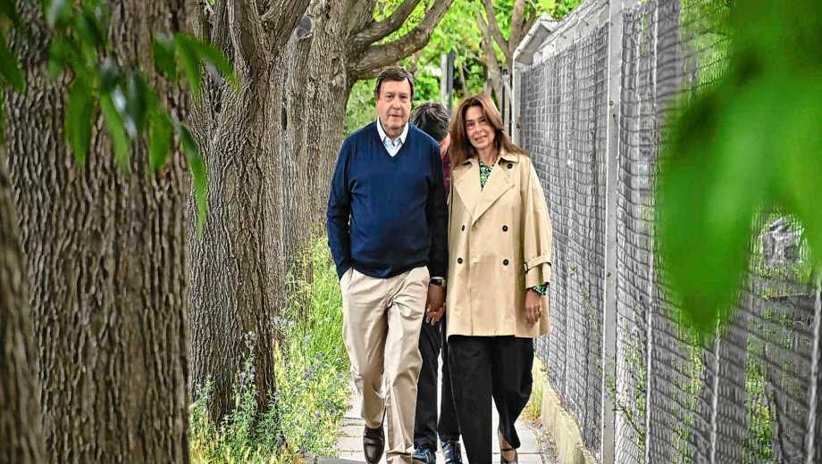 El gobernador Weretilneck llega a la escuela para votar, con su pareja y extitular de Energía, Andrea Confini. Foto: Florencia Salto.