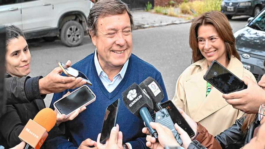 El gobernador y Andrea Confini durante la votación de esta mañana. (Foto: Florencia Salto)