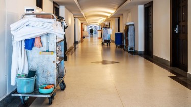 Indemnización millonaria en Bariloche: era mucama en un hotel y se lesionó por levantar bolsas de ropa de 45 kg