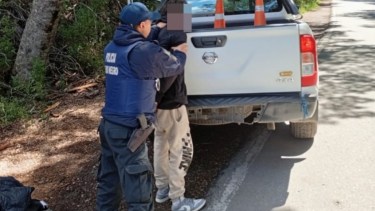 Sorprendido en plena fuga: detuvieron a un hombre que violentaba autos en el Circuito Chico de Bariloche