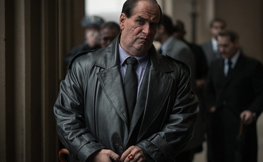 El Pingüino se centra en Oswald Cobblepot, interpretado por un irreconocible Colin Farrell. 