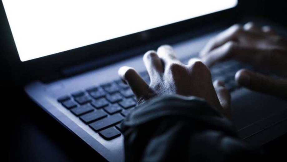 Fue condenado a cuatro años de prisión efectiva tras admitir la distribución de material de abuso infantil.
