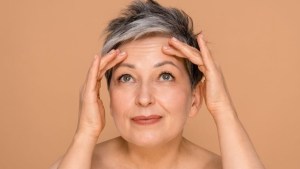 El secreto para rejuvenecer el rostro después de los 50 con este truco infalible de una maquilladora experta