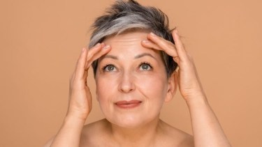 El secreto para rejuvenecer el rostro después de los 50 con este truco infalible de una maquilladora experta