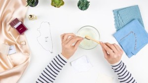 El truco con vinagre blanco y jabón líquido que revolucionó la limpieza del hogar