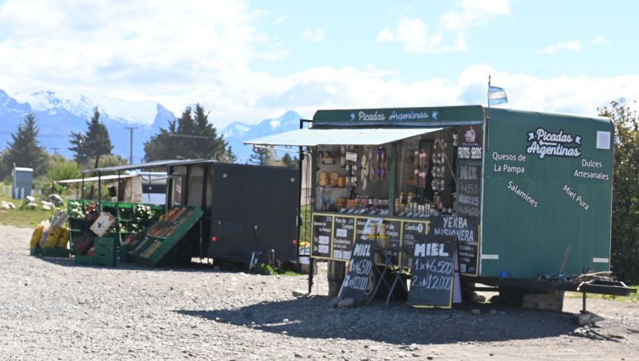 Los "carritos" de comida están en distintos puntos de Bariloche. Ahora tendrán exigencias y pagarán un canon. Foto: Chino Leiva