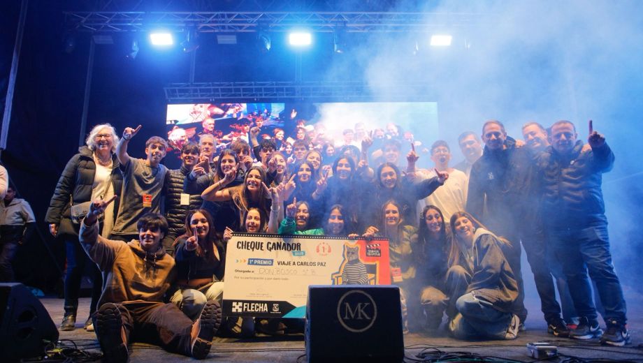 Un cheque simbólico con el viaje de egresados a Carlos Paz para el colegio ganador de la Semana de la Juventud. Foto: gentileza