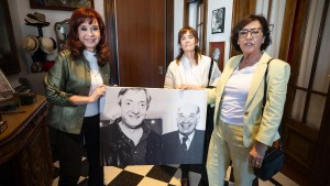 Cristina Kirchner recibió a las candidatas de Neuquén de Fuerza Patria: el curioso regalo de Silvia Sapag