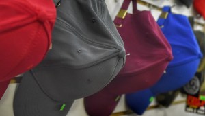 Río Negro compró 2.000 gorras, pero hay dudas de su entrega y el Tribunal de Cuentas condenó a dos exfuncionarios