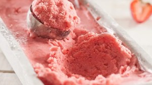 Yogur, frutillas y miel para un helado hecho en casa