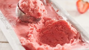 Yogur, frutillas y miel: los únicos ingredientes para un helado hecho en casa