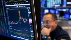 Subió el dólar y los bonos de deuda registraron una fuerte caída este viernes: a cuánto llegó el riesgo país