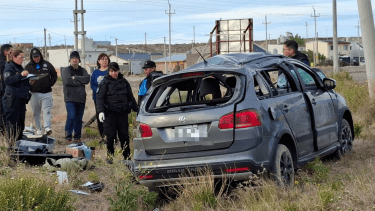 Vuelco fatal sobre Ruta 1 en Chubut: murió una joven y el conductor fue hospitalizado en grave estado