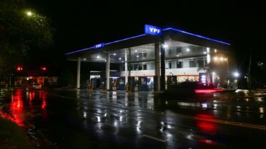 Cambio de hábito: cada vez más argentinos cargan nafta en YPF durante la madrugada, los motivos