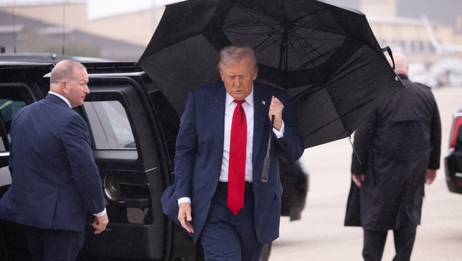 Donald Trump, rumbo a Egipto tras participar en negociaciones clave en Israel por la tregua en Gaza.