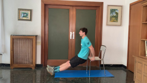 Ejercicios cortos de fuerza para el verano: entrenar sin calor ni gimnasio