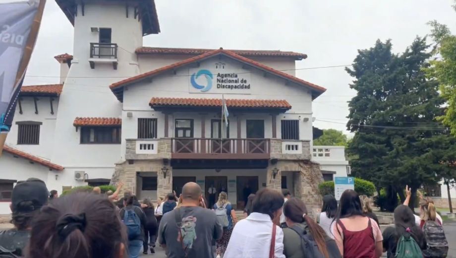 Tensión en ANDIS. Foto: captura de video - @manuelmarried/X