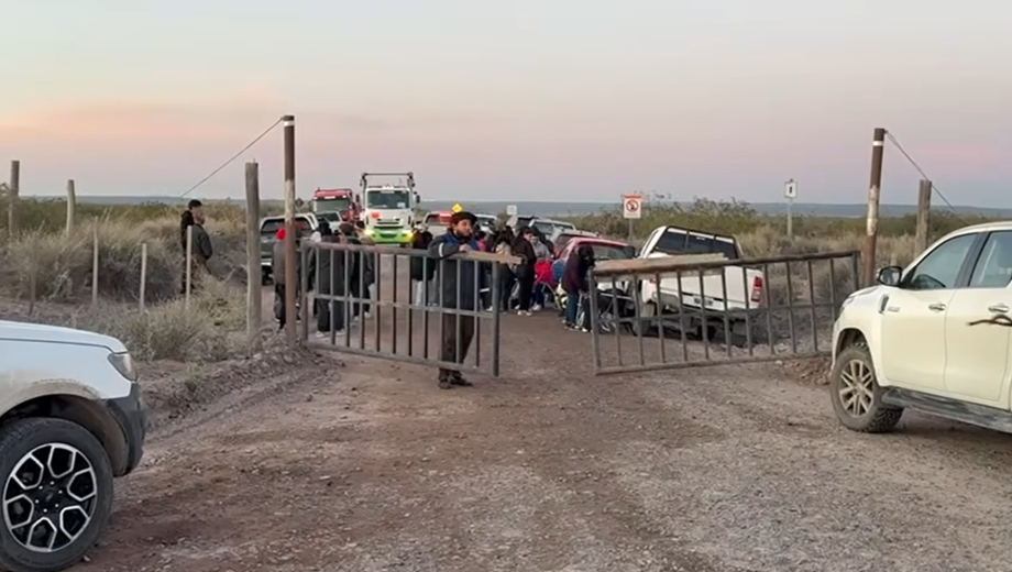 Mapuches de la comunidad Kaxipayiñ bloquean un camino público en la zona de Mari Menuco. Foto: captura de video.