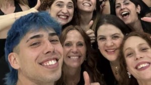 Luck Ra visitó a las mujeres que hicieron la coreo viral en Vélez y se sumó a ellas en un baile