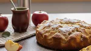 Torta de manzana con yogur: la receta perfecta para acompañar el mate