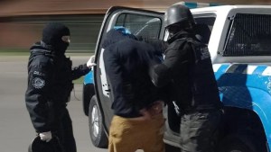 Detuvieron a una pareja de Neuquén por vender droga a metros de una escuela: cómo fue el operativo