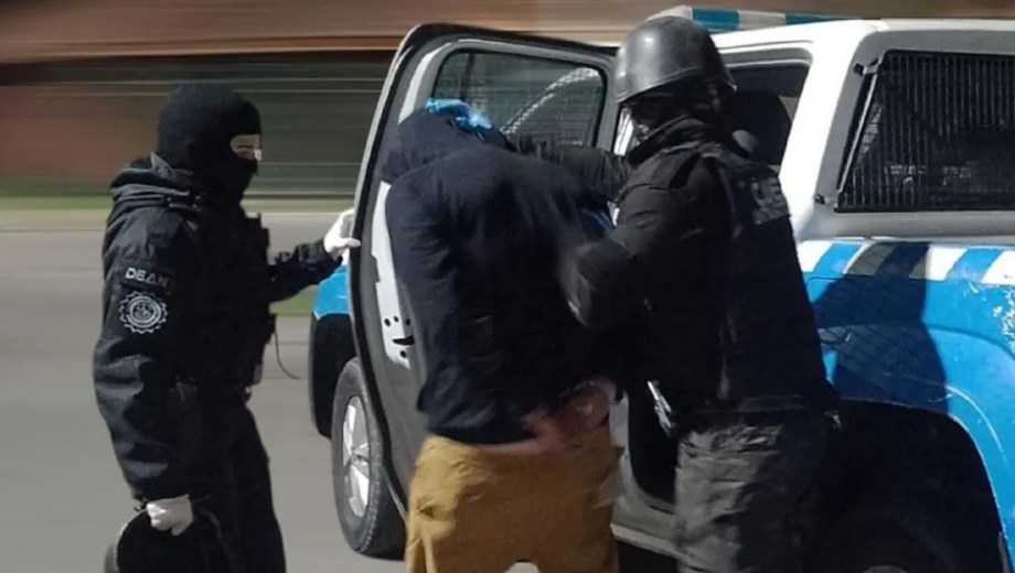 Durante el allanamiento en el barrio Gamma de Neuquén, la Policía secuestró droga, un arma de fuego y municiones.
