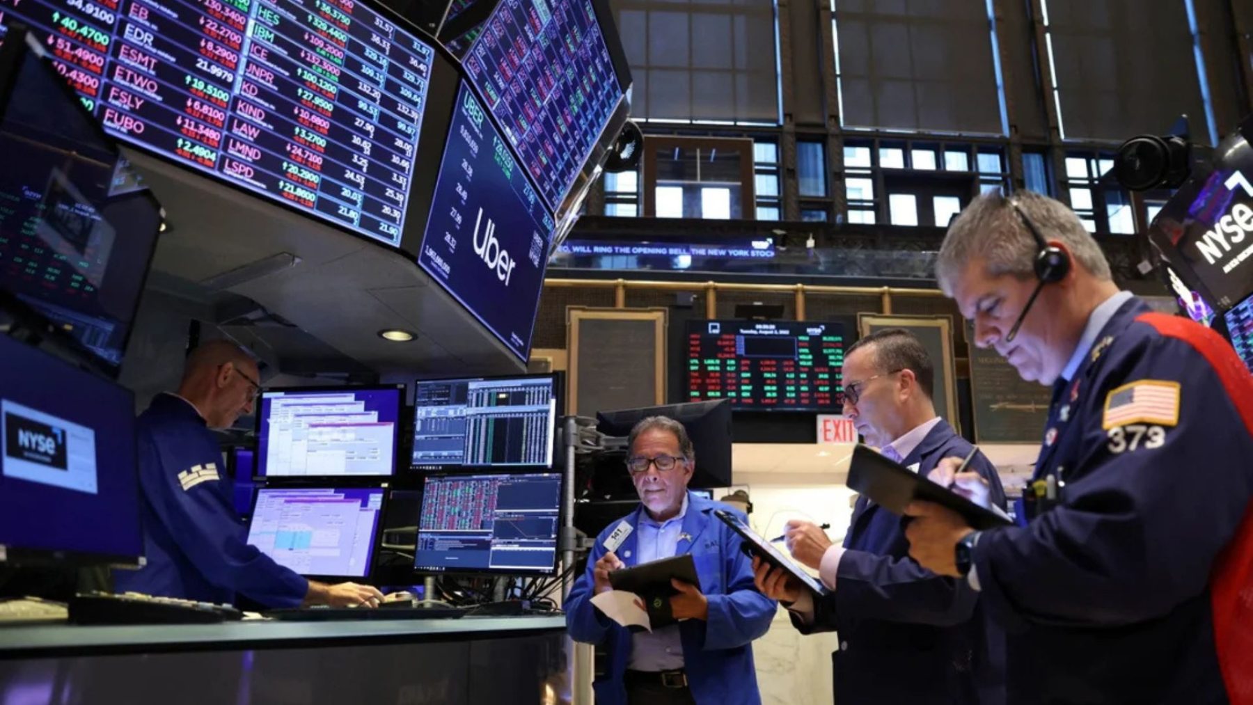 El riesgo país cayó este jueves, pero mantuvo el piso de los 570 puntos: las acciones cerraron en rojo