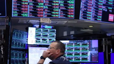 El mercado se impacienta: los bonos argentinos caen y el riesgo país sigue cerca de los 1.100 puntos