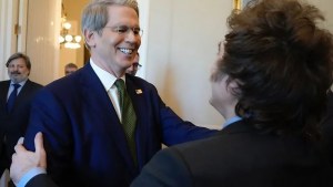 Scott Bessent compró pesos por US$ 2.082 millones antes de las elecciones