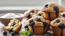 Imagen de Cómo hacer muffins de arándano esponjosos: con el secreto del yogur griego y en 30 minutos