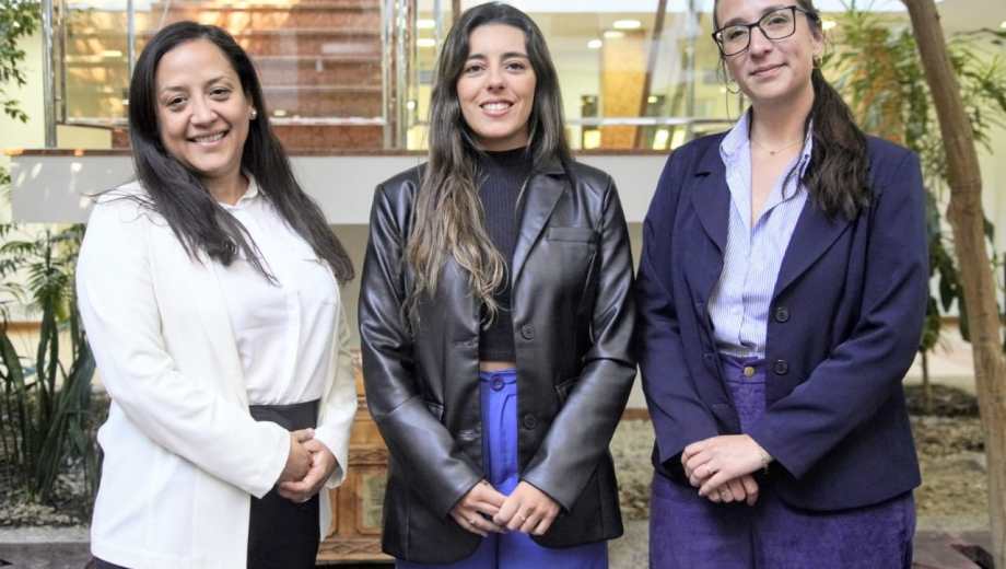 Mercedes Leguizamón, Paula Gutiérrez y Belén Campos en el hall del Deliberante a la espera de las entrevistas personales (foto Cecilia Maletti)