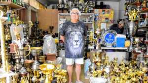 Conoce a Fito, el hombre que da vida a trofeos y medallas en Neuquén