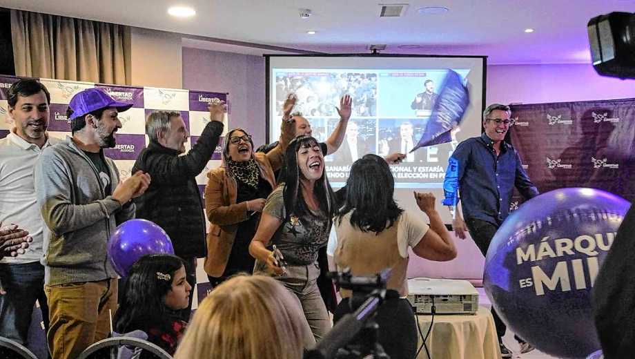 Festejos en el búnker de La Libertad Avanza en Neuquén. Foto: Cecilia Maletti.