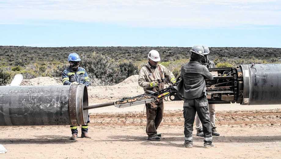 Los equipos trabajan para soldar 4 kilómetros del ducto de VMOS por día. Foto: Cecilia Maletti.