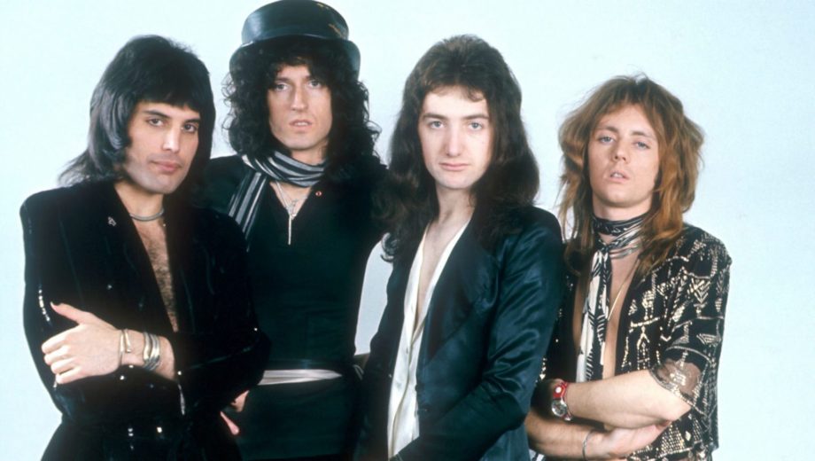 Glamorosos Queen. Freddie Mercury, Brian May, John Deacon y Roger Taylor.
