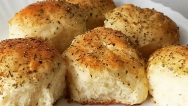 Pancitos esponjosos de queso y provenzal