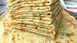 Receta express: panqueques con queso y hierbas