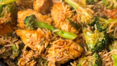 Recetón: arroz casi frito con pollo y brócoli en pocos minutos