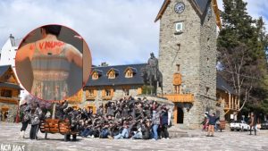 Repudio por el disfraz de un egresado en Bariloche: se vistió de una mujer víctima de violencia de género para ir a una fiesta